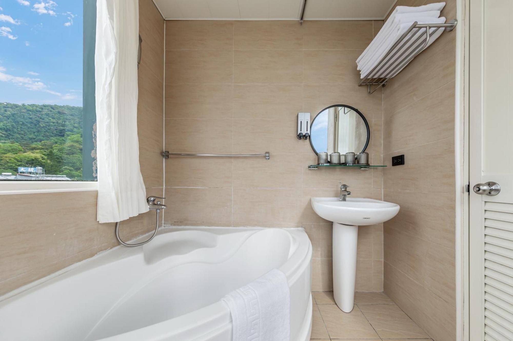 Sun Moon Lake Itathao Vacation Inn With Elevator Yuchi Exterior photo